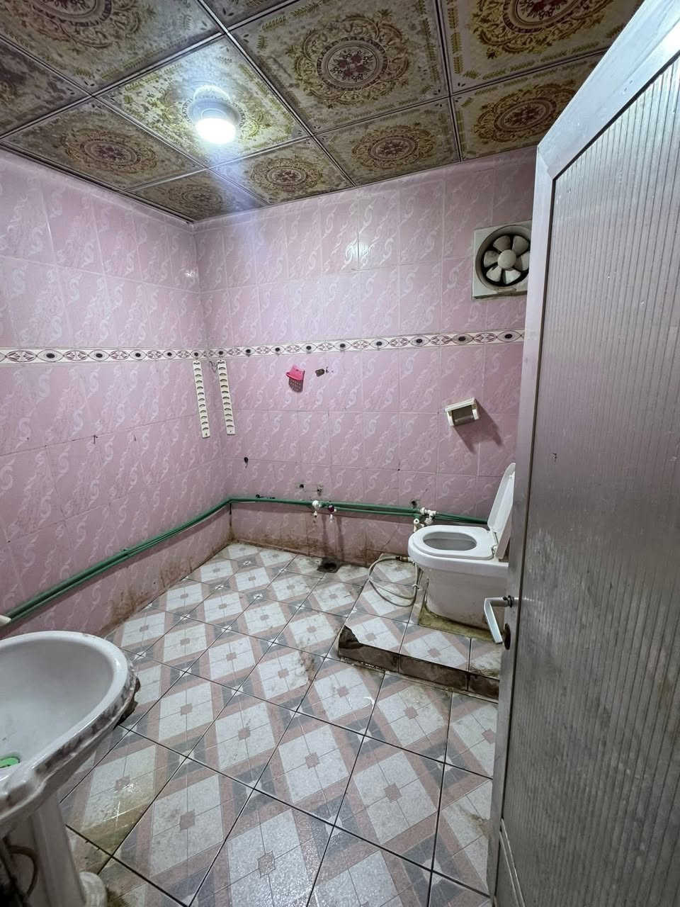 للايجــــــــــــار ✅
.
بيت طابقين للايجار في الجمعيات مساحه 210 متر 
.

مواصفات البيت  / 
.
خمس غرف منام ، صاله ، مطبخ ، استقبال، صحيات عدد 3
حديقه ، كراج 
.
سعر الايجار 900 الف قفل  
.
✅ الذهبي للاستثمار العقاري ✅

#مجــــــاز_قانــــــــونيــاً
—————————————
#ملاحظه لعملائنا الكرام يتوفر لدينا عروض عقاريه بيوت للبيع والايجار في كافة مناطق محافظة البصره كذلك يتوفر لدينا بنايات تجاريه للبيع في مناطق ممتازه بوارد شهري ممتاز 
‏‌‎ للمعلومات اكثر التواصل على الارقام الموضحه او زيارة
الموقع 
البصره_ شارع عام حي الزهراء _ قرب مستشفى النفط
***********
***********
