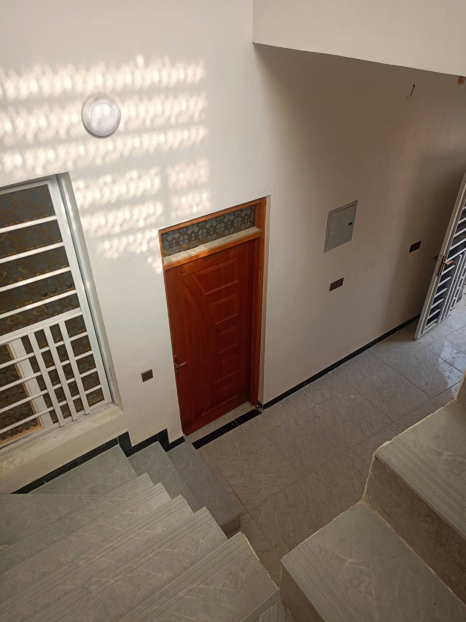 دار زراعي للبيع مساحة 140متر ناحية سديناوية قرب الدلة
 كافة الخدمات غرفتين وديوانية وصحيات ومطبخ وصالة ومنور وحمام داخلي السعر 65 للاستفسار ***********
