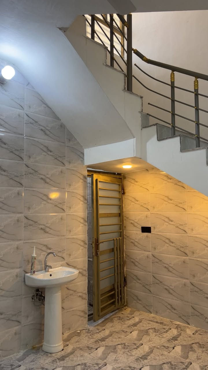 السلام عليكم الاتصال على ابو البيت اني وسيطه فقط
بيت للايجار بيت بنيه فرع 26 مساحه 50 طابق واحد
 يحتوي على حولي مطبخ وترك وخدمات وغرفه نوم + غرفه اخشاب تؤجر مع البيت 
سعر الايجار 400 ول عائله زغيره ولو زحمه
الاتصال على ابو البيت 
 واتساب  ***********
