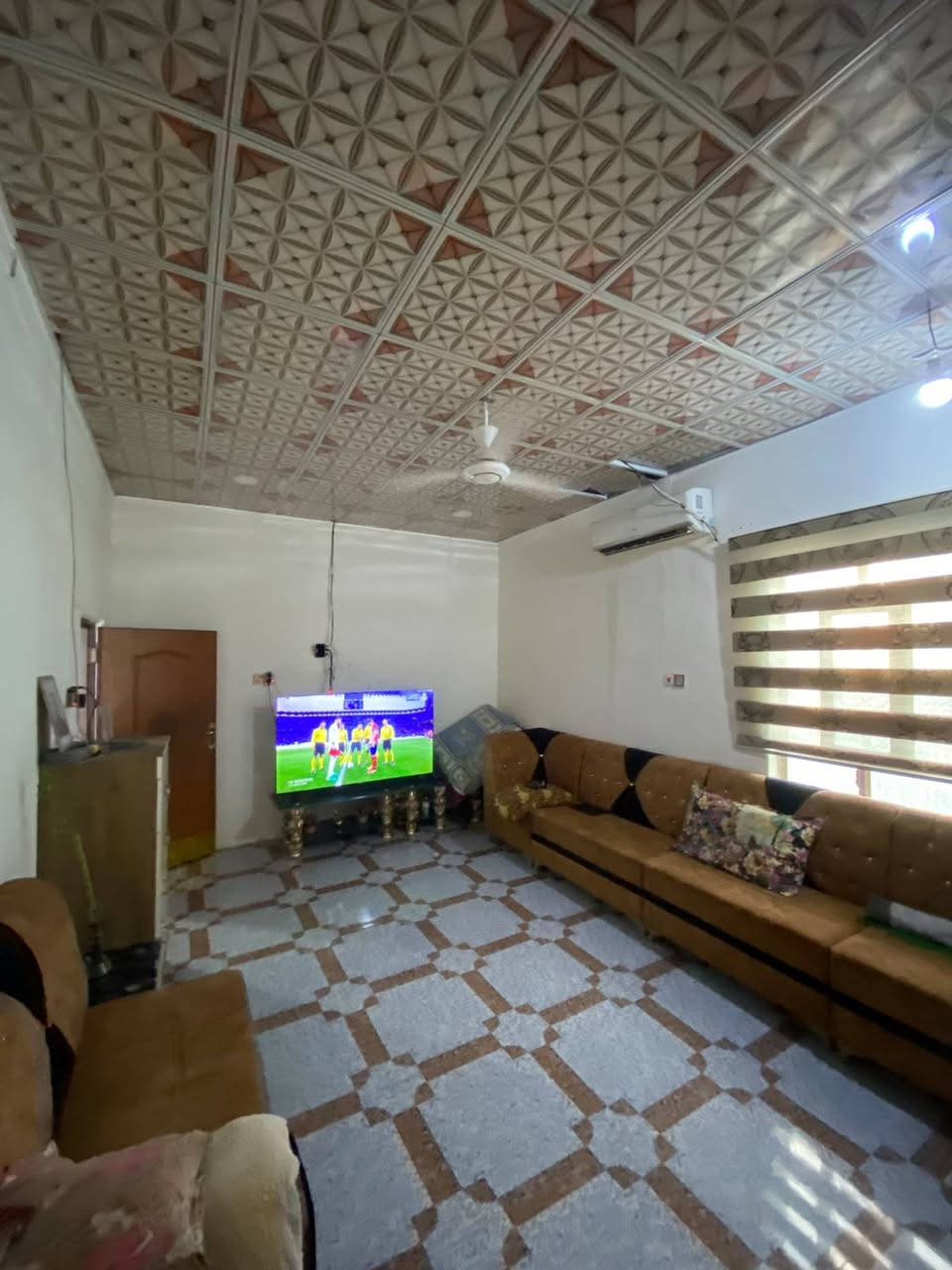 السلام عليكم مزرعة للبيع بسعر البيت البيها،، المزرعة مساحتها ٧دوانم بيها بيت جاهز السكن ٤غرف مع ديوان خارجي ١٤ متر مع الصحيات وتحتوي على نخيل أصناف متنوعه من البرحي والساير والخضراي مع ارتوازي ماء حلو قريبه على كافة الخدمات من مدرسه وسوك ومجمع طبي سعرها 80 تواصل مع هذا الرقم ***********

