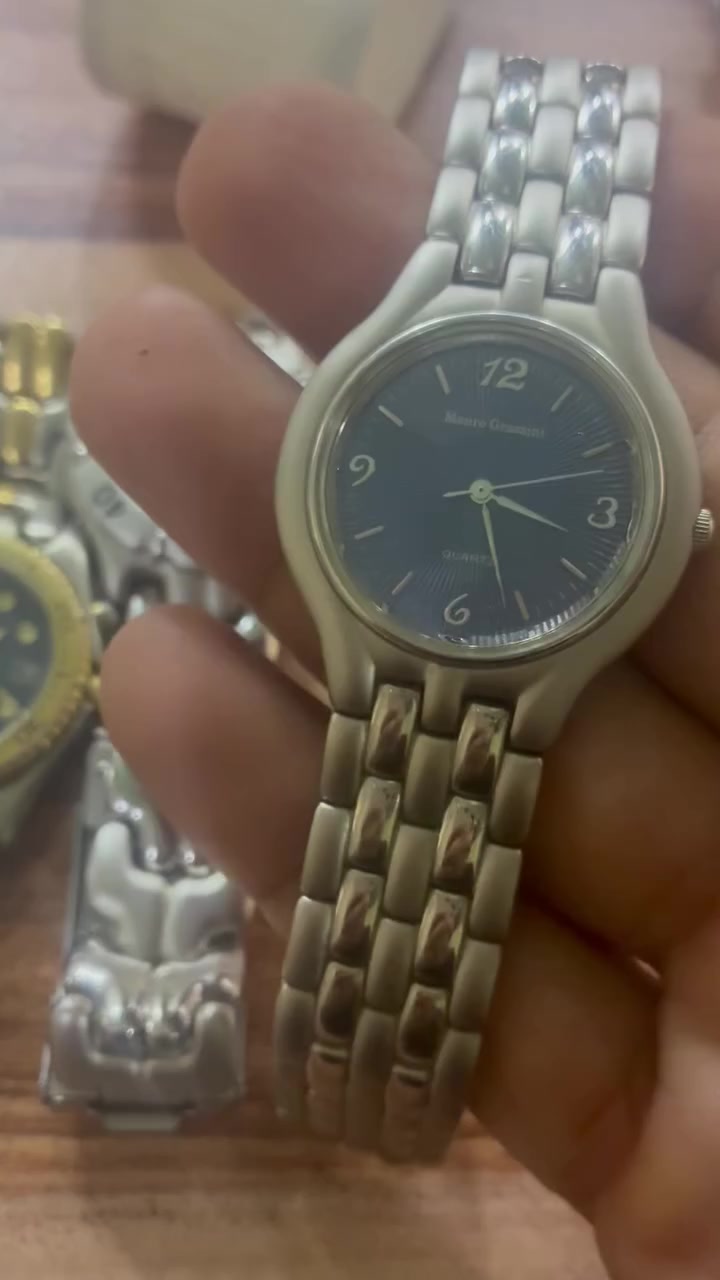 سلام عليكم خمس ساعات باله ياباني بس  الرولكس كوبي ٣ كوارتز وثنين اوتو كلهم شغالين بس قطعه وحده نقص بطاريه. الي يفيدو على باب الله بسعر مناسب ابيع ل اعلى سعر وبلعافيه


**إذا كنت صاحب هذا الإعلان وتريد حذفه لأي سبب، رجاءا أرسل رسالة إلى الدعم الفني**