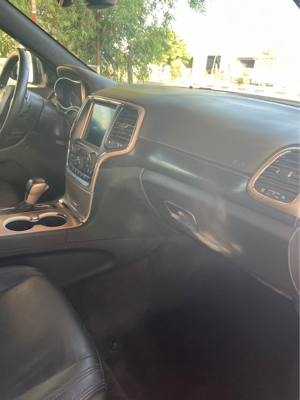 بيع مستعجل  جيب شيروكي ٢٠١٧  فول ماعدى الفتحه ضرر فقط جاملغ الخلفي سعر 200 ورقه وبيها مجال وبيه رصعه بالبنيد خفيف جدا
الشراي يتصل اتصال واتساب *********** حلة, بابل
