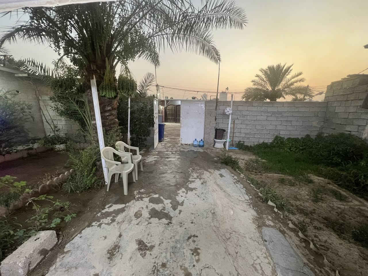 بيت تجاوز البيع البيت مرقم من المانه علا التطويب  يعني ما عليه اي شي من حيث المكان مكان الزعفرانية شارع المعهد قرب المنصه البت كبير تكدر تقسمه 2 أو إذا عندك عائلة كبيره يحتوي علا 3 غرف نوم 
استقبال كبير 
حمام شرقي 
حمام غربي 
غرفه مخزن 
مطبخ كبير 
كهرباء رائسي +سحب 
مجاري رائسي +ماء قوي 
حديقه 2 كبار داخلي+وحده خارجية 
سوك ألهوه قريب عليك مستشفى قريب مدرسه بصفك كلشي قريب عليك الف خير علا يخذه +سخان وياه +بورد كهرباء كامل كابينه 3 فيز + سحب +تانكي  ماء + مأطور +مغسله خارجيه 
يعني ما تتعب ولا تذب اي فلوس زيده وبلخير على يخذه 
سعر32 وبي مجال وتدلل استفسار ***********
