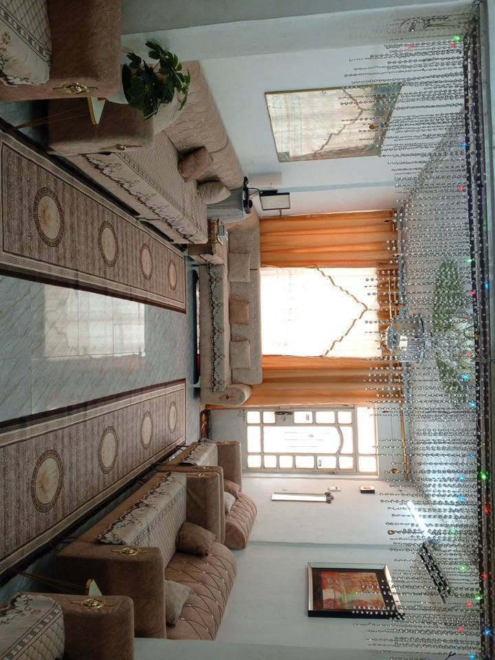 بيت للبيع شهداء النفط قرب ساحة الدكسن مساحة ١٠٠م طابقين الطابق الاول استقبال  طول ٨ ونص عرض ٤ +صالة +مطبخ حار +غرفة نوم ٥*٤+خدمات الطابق الثاني ثلاث غرف اثنين كبار ٥*٤ واحدة صغيرة سعر ١٧٥ الاستفسار ***********

