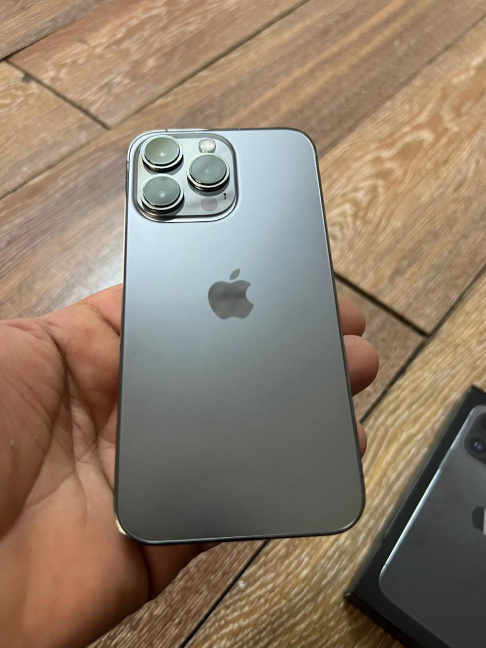 سلام عليكم 
ايفون 13برو. برو مو ماكس 
نظافه مثل ما مبين بصوره 99% شخط مابيه 
استخدام شخصي كارتونه وياه 
بطاريه 79% 
128جيجبايت 
داخل اربيل فقط 
لسعر 430 وبي مجال بسيط 
لجناي يتواصل وياي خاص او على لواتس 
***********
