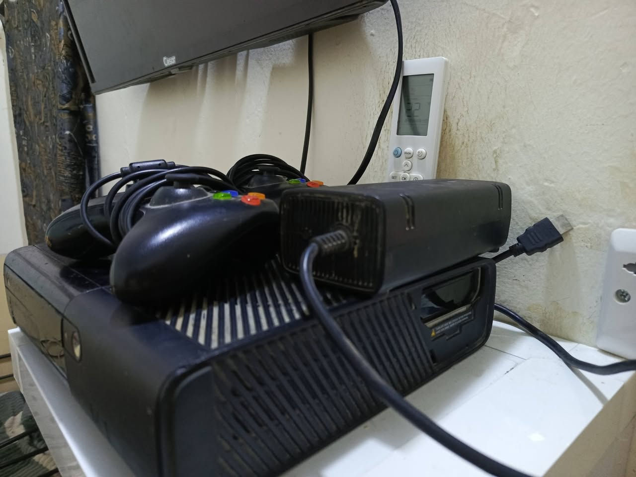 اكس بوكس 360 مهكر نظيف جدا وياه 
جوستك اصليات 2 للبيع المكان نجف الاتصال ***********     سعره 130 وبي مجال قليل لشراي
