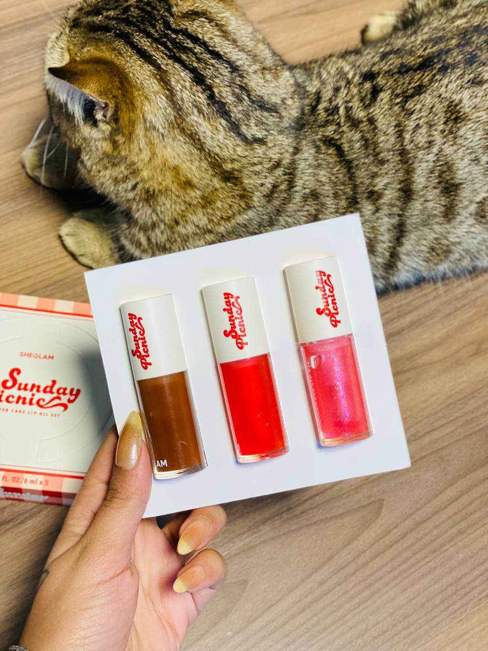 شيكلام استعدي لأحلى لمسة جاذبية مع مجموعة Sheglam Sunday Picnic – Layer Cake Lip Oil 💋🍓
ثلاث زيوت شفاه فاخرة ترطّب وتلمّع وتضيف لون ناعم يخلّي ابتسامتچ تخطف الأنظار ✨

💄 كلوسات الألوان المتوفرة بالمجموعة:
بني شوكليت 🤎 لمسة طبيعية دافية تناسب كل إطلالة.
أحمر توت ❤️ لإطلالة جريئة وأنثوية.
وردي غليتر 💖 بلمعة ساحرة مثالية للمناسبات اليومية والسهرات.

✔️ قوام خفيف وما يترك لزوجة
✔️ يمنح الشفاه مظهر ممتلئ وصحي
✔️ ممكن استخدامه وحده أو فوق أي روج لإضافة لمعة ✨

🍯 كل سيت يحتوي على ٣ زيوت شفاه – 6ml لكل واحد، يعني رفاهية تدوم معاچ طول اليوم 🌸 بغداد, العراق


**إذا كنت صاحب هذا الإعلان وتريد حذفه لأي سبب، رجاءا أرسل رسالة إلى الدعم الفني**