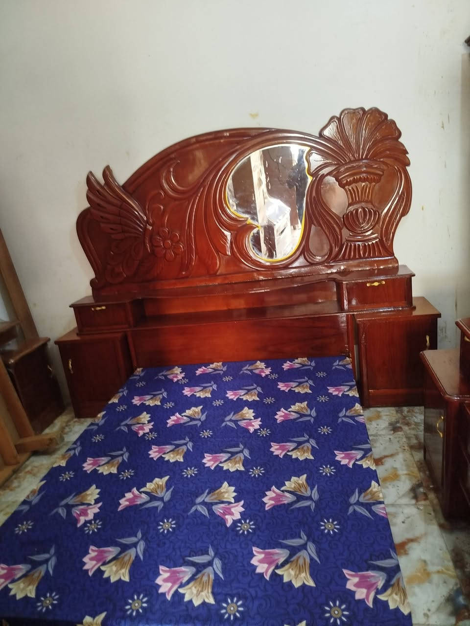 جربايه وميز مرايه وزاوية 
للبيع سعر 250
العنوان العزه القديمة 
***********
