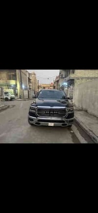 للبيع او مراوس  دوج رام فئه لارامي موديل ٢٠٢٢ محرك ٥٧٠٠ ايتورك  داخل ج...