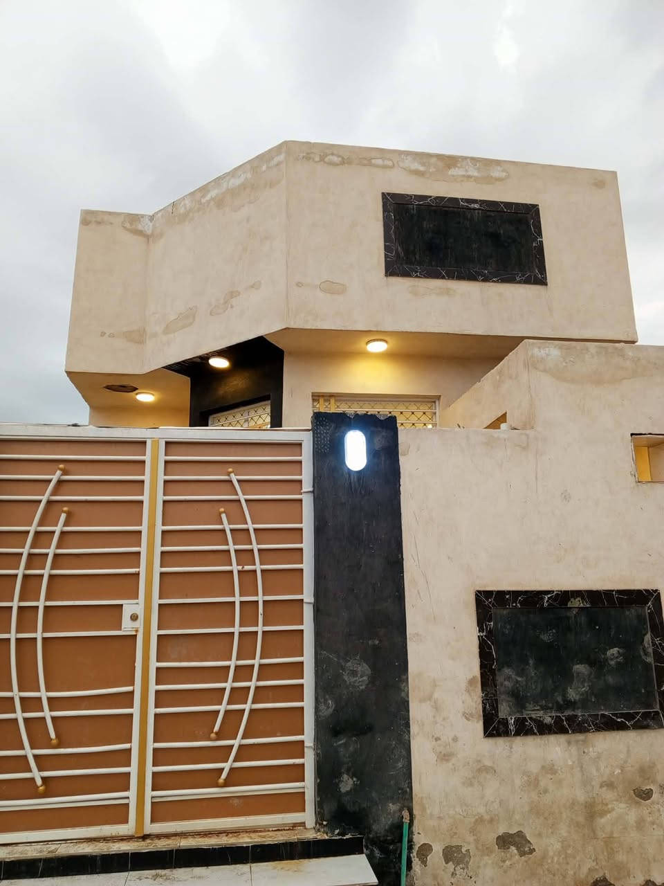 بيت رهن ١٠٠مترغرفة صاله مطبخ براني طابوق صب كونكريت رهن ١٥مليون شارع المطار القديم البيت مامسكون مكتب بركات الزهراء *********** ابو احمد الساعدي
