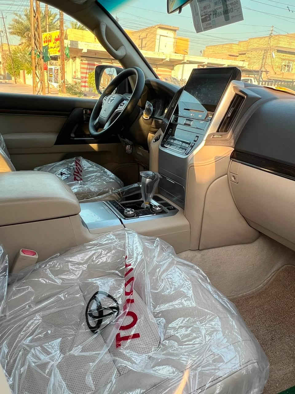 السلام عليكم لاندكروز موديل 19 رقم بغداد بسمي فول موصفات ماشيه 122 صبغ جاملغ خلفي فقط بدون دواخل السياره ع وضع الشركه كلش جديده 
مكاني بغداد السعر 430$بيها مجال 
***********

