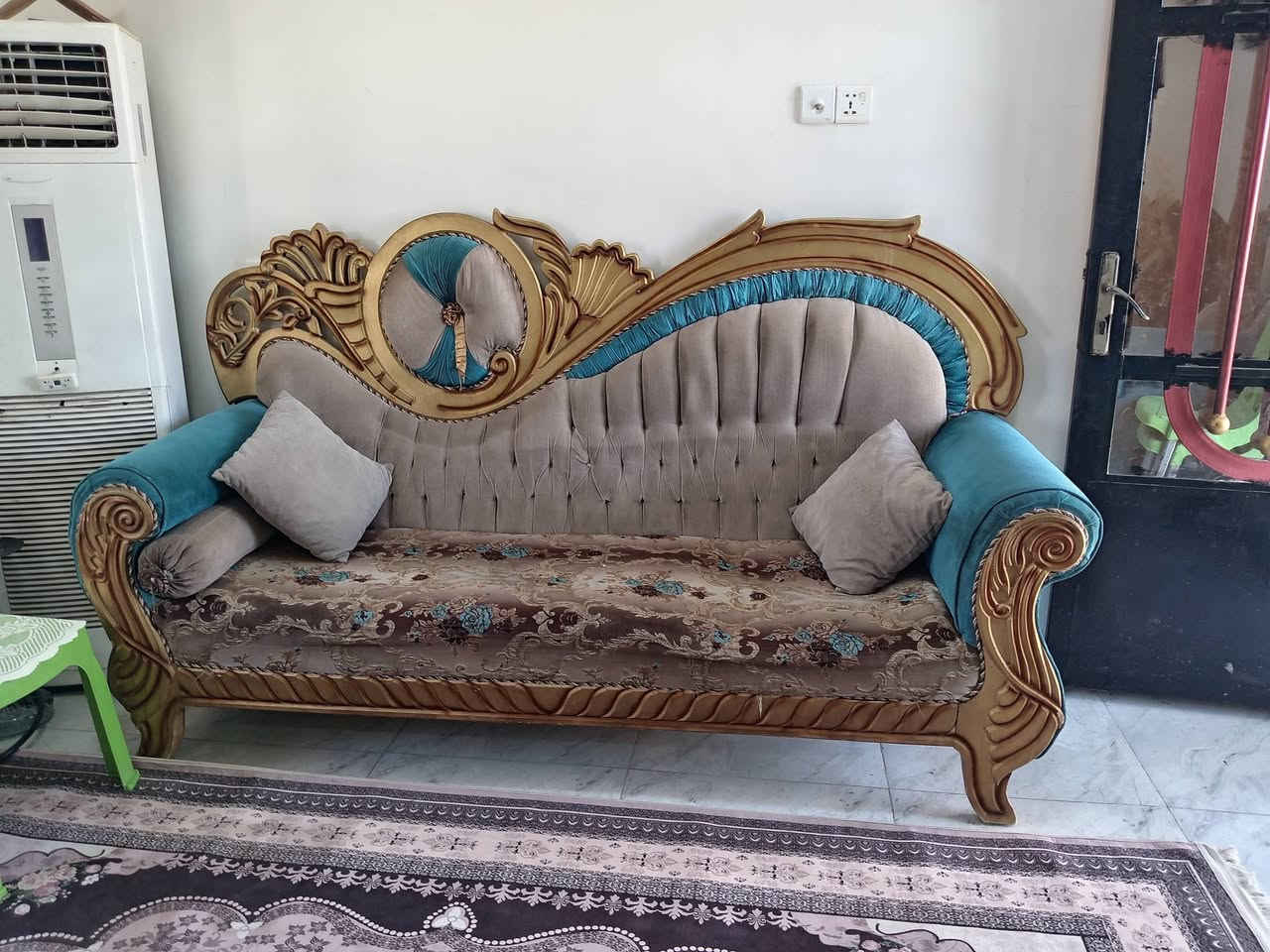 تخم ملكي 5قطع وعشر مقاعد و6كوشات +برده السعر 400وبي مجال +الرقم
***********
