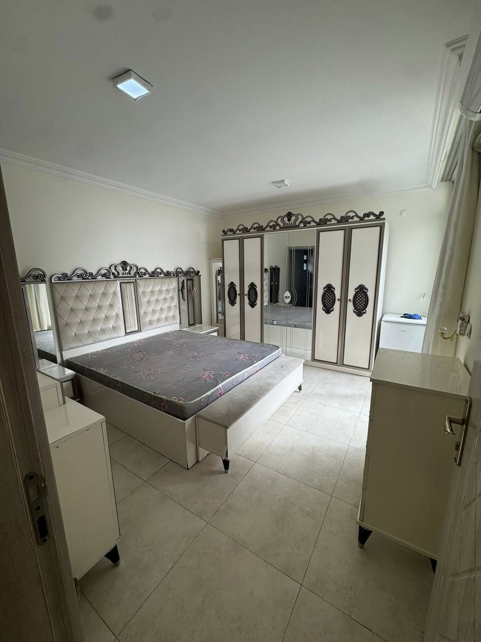 ⸻
🏢 للإيجار في مجمع المحبة السكني

شقة مؤثثة بالكامل
📐 المساحة: ١٤٦ متر
تتكون من:
▪️ غرفتين نوم
▪️ صالة واسعة
▪️ مطبخ
▪️ خدمات عدد ٢

📍 الموقع: مجمع المحبة السكني – السيدية
قريبة من جميع الخدمات، بيئة سكنية راقية وآمنة.

📞 للاستفسار أكثر: ***********
🏢 أو زيارة المكتب الكائن في:
السيدية – شارع جامع الأقصى
مقابل لحوم جويلي
مكتب المصطفى للاستثمار والتطوير العقار
