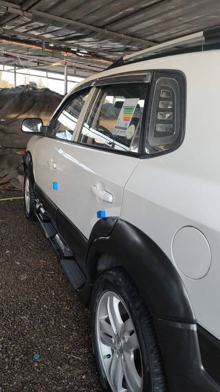 سيارة توسان 2009  وارد خليجي
السلام عليكم ورحمة الله وبركاته 
توسان 2009  وارد خليجي رقم بغداد بأسمي دوش مكينة 2000  تبريد تخم تاير باتري جديد حساس خلفي ماشية 160 السيارة نضيفة واحلة من الصورة نضيفة كلش وعلى ايدي الشراي يتصل غير موجود على الفيس وعندي السنوار *********** مكاني بابل السعر 130 اذا مو شراي لا تكسر حلال العالم شكرا 🌹
