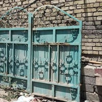باب عرضه 2ونص وطواله 3م حديد ثقيل الباب نضيف السعر 250وبي مجال  078157...