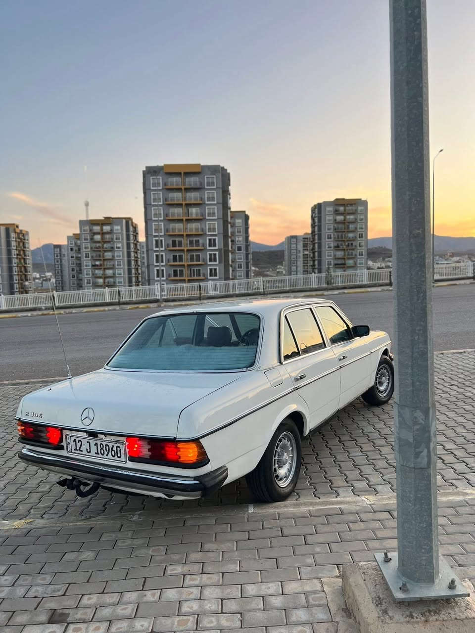 السلام عليكم 
مارسيدس ابو جحيل مديل 1977  مكينه 4 سلندر قبق اسود بشرط  كير عادي 5 كير شرط مصبوغه عام جمالي  سياره جاهزه كهربائيات كلها شغاله رقم وهزه وسنويه جديد باسمي شرط التحويل 
*********** واتساب موجود 
***********
السعر 42 وبي مجال مكان السياره بغداد
