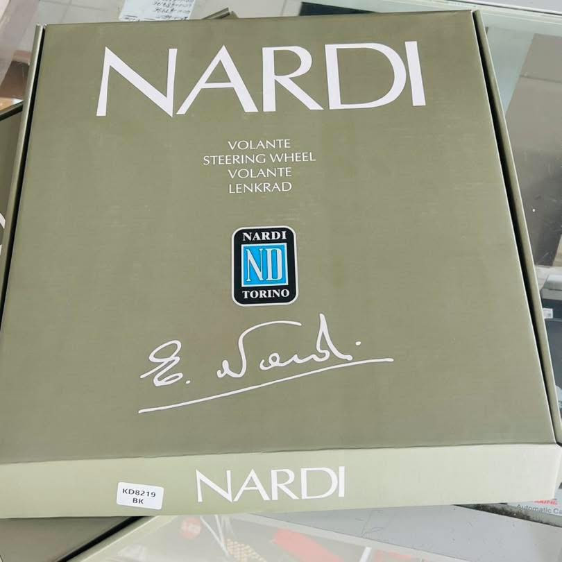 دركه إيطاليه اصليه 

هذا المنتج هو عجلة قيادة (مقود) سيارة من ماركة ناردي (Nardi) الإيطالية الشهيرة. 
تعتبر شركة ناردي رائدة في صناعة عجلات القيادة الرياضية والكلاسيكية، وتأسست عام 1932. 
تشتهر هذه المقودات بتصاميمها الراقية وجودة تصنيعها العالية في إيطاليا.


**إذا كنت صاحب هذا الإعلان وتريد حذفه لأي سبب، رجاءا أرسل رسالة إلى الدعم الفني**