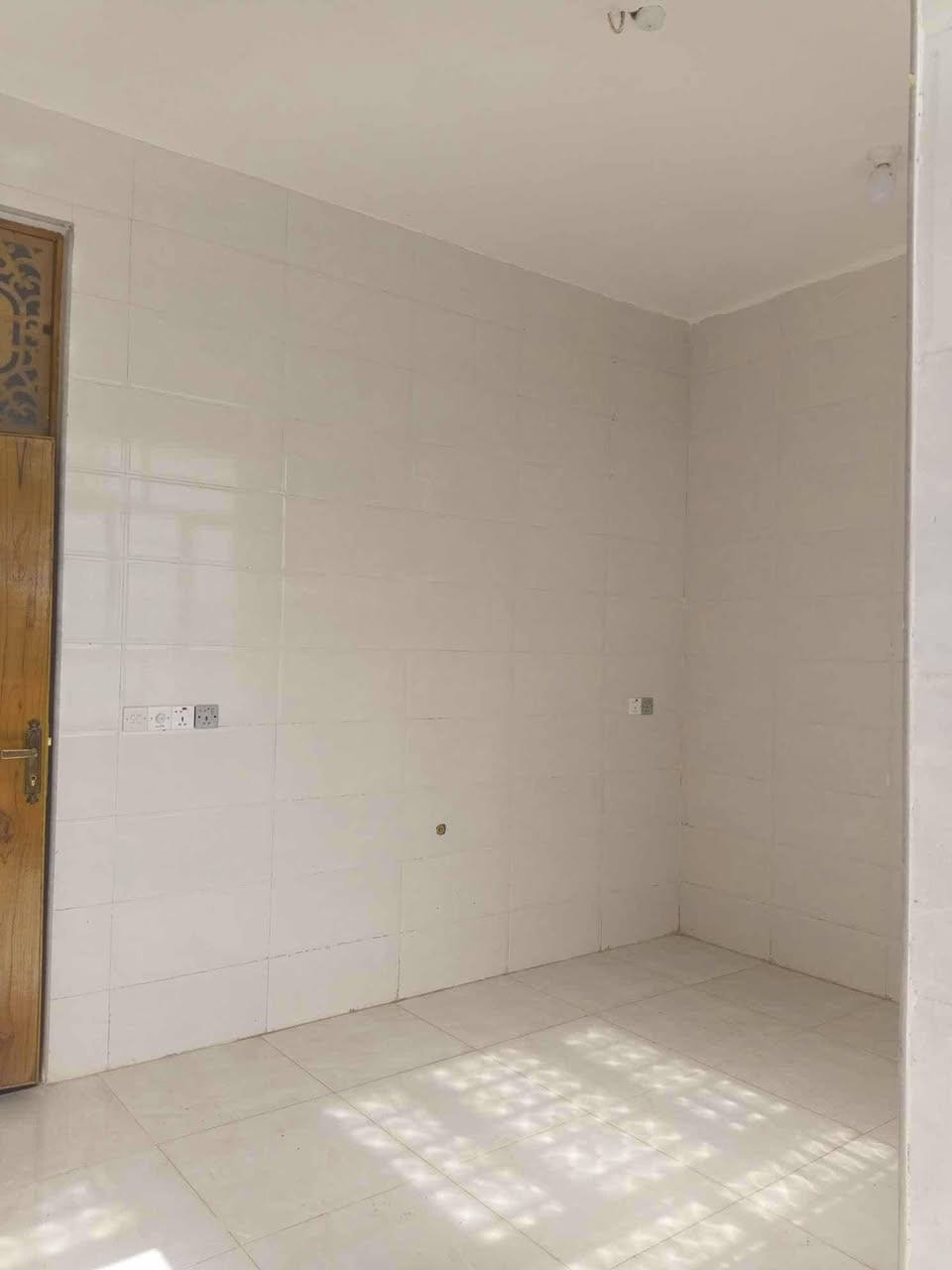 بيت لبيع مساحه140متر وجهه  10ونص تفاصيل استقبال وغرفه وصاله ومطبخ وصحيات داخليه وخارجيه سند 25 مكان حي المعلمين بلدوب خلف عمارت قبل نهيت شارع فرع رقم هاتف ***********
