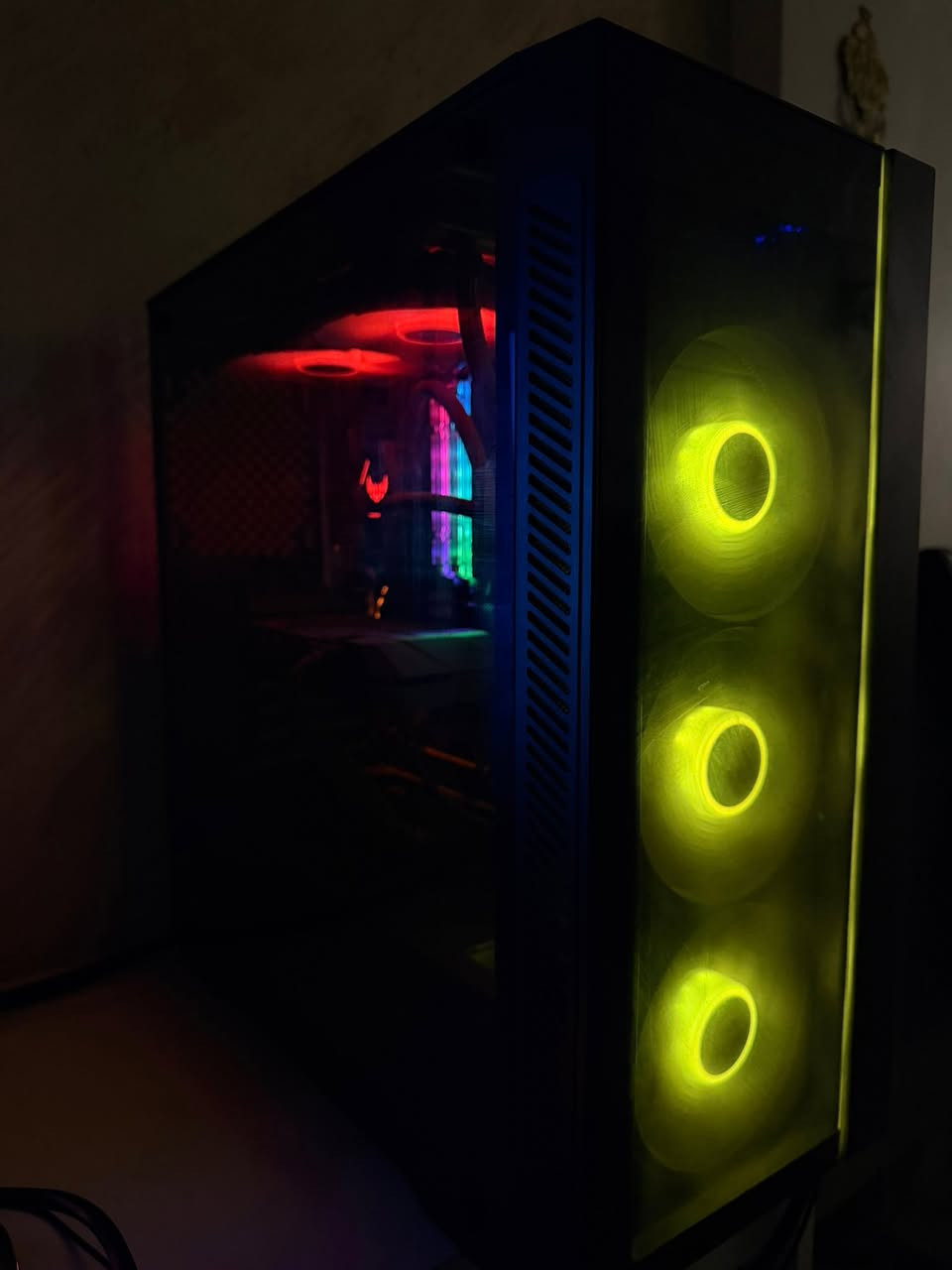 السلام عليكم
تجميعة للبيع (كيس فقط)

* GPU — GTX 1660 SUPER GIGABYTE (كارتونته موجودة)

* Case — Matrexx 55

* CPU — Ryzen 7 2700X

* Motherboard — B450M DS3H (كارتونته موجودة)

* RAM — XPG 2x8 GB

* SSD (M.2) — Transcend 128GB

* HDD — Toshiba 1TB

* PSU — FSP Hyper K 600W (كارتونته موجودة)

* RGB Fans — ASUS TUF RGB 240 (كارتونته موجودة)

للتواصل و الاستفسار خاص او واتس اب دائماً موجود      ***********
