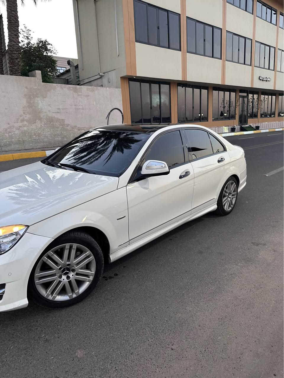 � للبيع مرسيدس C200 موديل 2008 🚘

* 🔹 اللون: أبيض
* 🔹 وارد خليجي
* 🔹 الرقم: أربيل
* 🔹 محرك 4 سلندر سوبرتشارجر
* 🔹 ناقل حركة أوتوماتيك
* 🔹 ماشية 360 ألف كم
* 🔹 السيارة نظيفة ومحافظ عليها، مكينة وكير بحالة جيدة، قيادة مريحة وثبات ممتاز، تبريد بارد ثلج غرفه نضيفه .
* 🔹 جاهزة للفحص وما تحتاج إلا نصيبها.
* 🔹السياره بانوراما مري شفط فول مواصفات 

💰 السعر المطلوب: 110 (قابل للتفاوض للجادين).

📞 للاستفسار أو المعاينة، التواصل على الخاص أو الاتصال.
***********

مرسيدس تجمع بين الفخامة والأداء، وسيارة تستحق المعاينة بغداد, العراق
