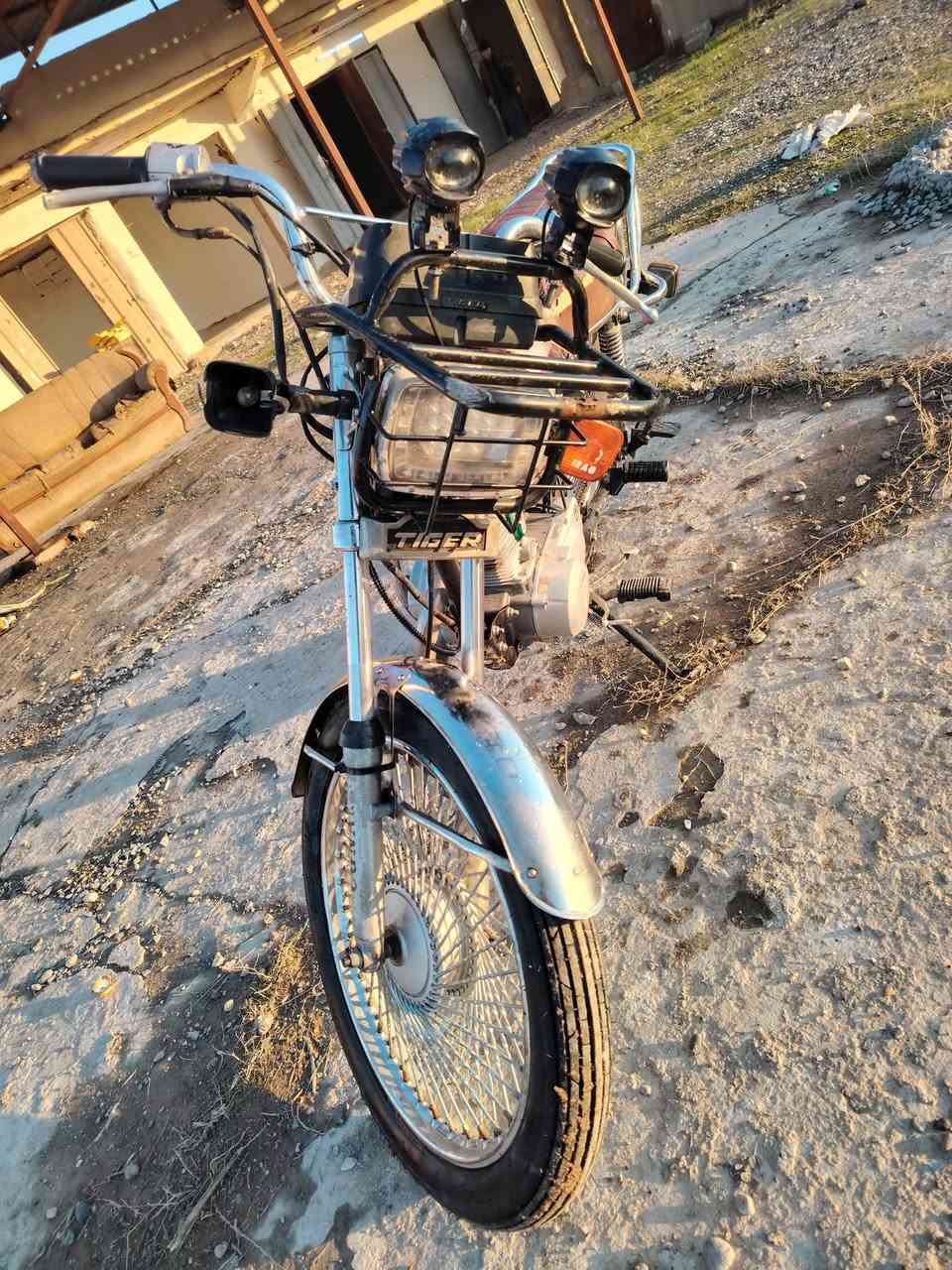 تايكر 20 وزن ثكيل دبلت وره جدام شقالت تواير وره جدام جدد كهربائية شقاله كلشي ما يعوزو السعر 350 ويرهم امروس بسيفان الرقم ***********
