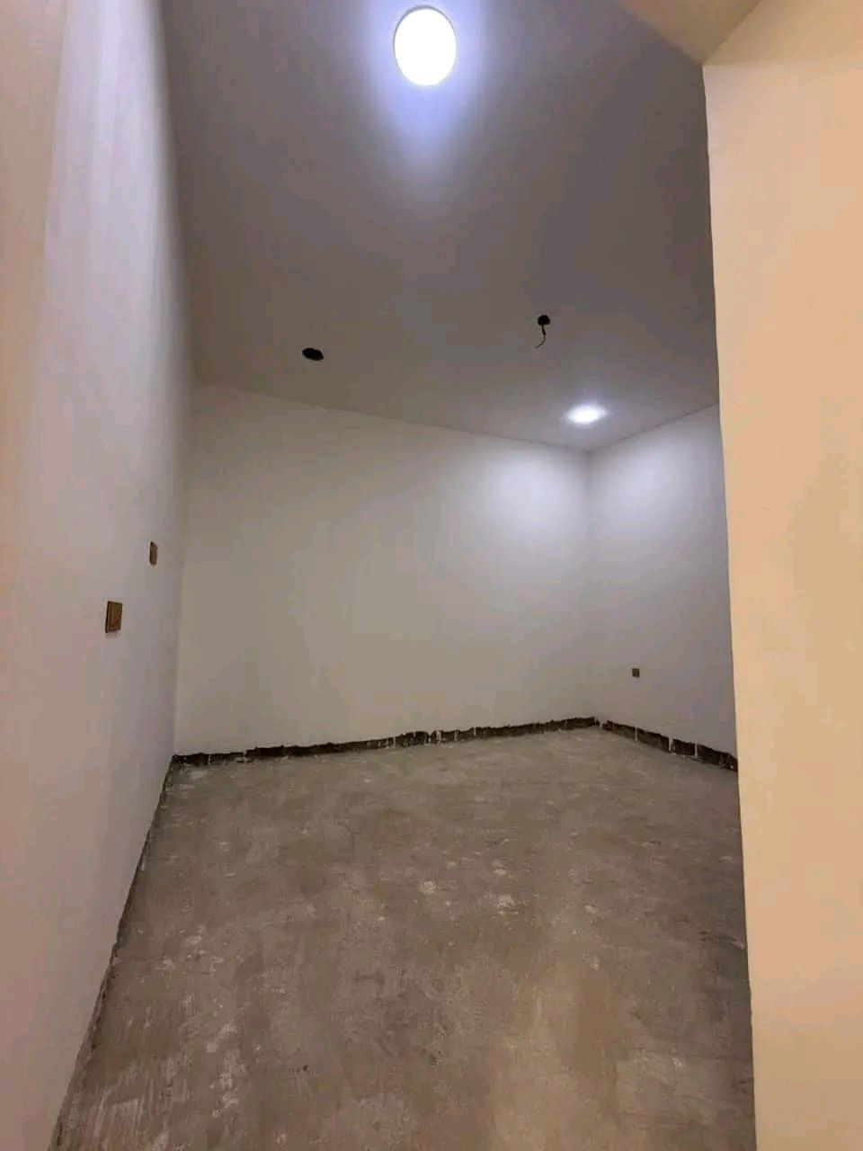 دار للأيجار  الدار غير مسكون سابقاً
المساحة :: 200 متر 

موقع الدار :: ابي غرق حي الحسين قرب مشروع الماء 

🚫طابق واحد :: صالة / هول / مطبخ / غرفة عدد 2 / كراج / صحيات داخليه وخارجيه / منور 

         ( نقص الدار أرضية فقط ) 
————————————————-
للاستفسار مراسلة الصفحه 
او الاتصال على الرقم 
 ***********
—————— 
  الواثق للعقار
