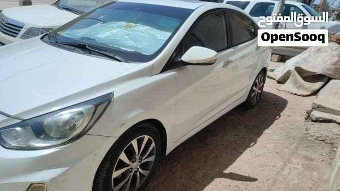 للبيع هيونداي اكسنت 2015 خليجي كفالة مرغوب
 بصرة
 الموديل: 2015
 اللون: أبيض
 المحرك: 1600cc جديد مرغوب
 القير: مكفول مرغوب
 التبريد: شغال ثلج ومكفول

 السيارة نظيفة جداً ومعتنى بيها عناية خاصة واستخدام شخصي (بيت-دوام)

المواصفات:
فتحة سقف بانوراما
شاشة اندرويد لمس
كاميرا خلفية
تضليل بردات
منظومة لايتات زنون  قوية
داخلية جلد درجة أولى
تخم تايرات جديد 4 عدد إصدار 2026
سبير تاير جديد
دهن وكالة أصلي + ماي راديتر أصلي
 السنوية باسمي + رقم جديد انكليزي (بصرة)
 التحويل شرط ثاني يوم 
السيارة خير من الله ما ناقصها اي شي 

 السعر 105
 للتواصل:  *********** البصرة, العراق
