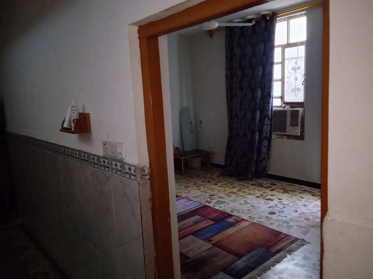 السلام عليكم
دار للبيع المساحه/160 / متر +  حديقه 200 /  واجه 23/اونص 
يحتوي على /إستقبال+مطبخ+ حوال+خدمات 3 +4غرف نوم  
+ ترك 3 أمتار البيت زراعي كامل خدمات ماء كهرباء + تبليط 
العنوان بغداد منطقه مجيد الناصر  قرب مرور الحسينيه 
السعر 120/ او بي مجال 
التفاصيل الاتصال على الرقم ***********
