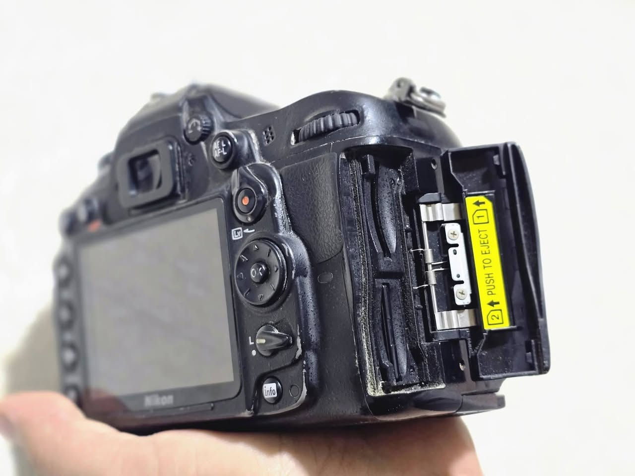 للبيع كامره نيكون D7000جديده نظافه ميه بالميه لاشخط ولازلغ وضع شركه عدستها الاصليه مال الشركه 105/18 ملحقاته الاصليه وياها بطاريه وشاحنه وكيبل شحن وجنطه وحزام كتف سعرها 525الف قفل 

وعندي زوم رياضي سيكما اوتو منول كهربائيّ الاصدار الجديد 300/70 سعره 175الف قفل 

وعندي فلاش كودكس سعره 40الف قفل 

وعندي جلاتين عين عدسه كامره جديد وليس مستخدم سعره 15الف قفل 

وعندي جلاتين كامره جديد وليس مستخدم سعره 25الف قفل 

وعندي بطاريه الاصليه مال الشركه سعرها 25الف قفل 

وعندي هود وقبق عدسه 105/18 جديد وليس مستخدم سعرهن 30الف قفل 

وعندي هود وقبق عدسه 55/18 جديدوليس مستخدم سعرهن 30الف قفل +ادبتر جديد وليس مستخدم سعره 15الف قفل 

وعندي استاند كامره تصوير جديد وليس مستخدم مع جنطه وكتلوكات  سعره 100الف قفل 

ملاحظه // مكاني بابل لايوجد توصيل الشراي يدخل خاص ولايعامل رجاء الاسعار ثابته ابيع شلع كافة المعدات التصوير اعتذر مفرد مابيع


**إذا كنت صاحب هذا الإعلان وتريد حذفه لأي سبب، رجاءا أرسل رسالة إلى الدعم الفني**