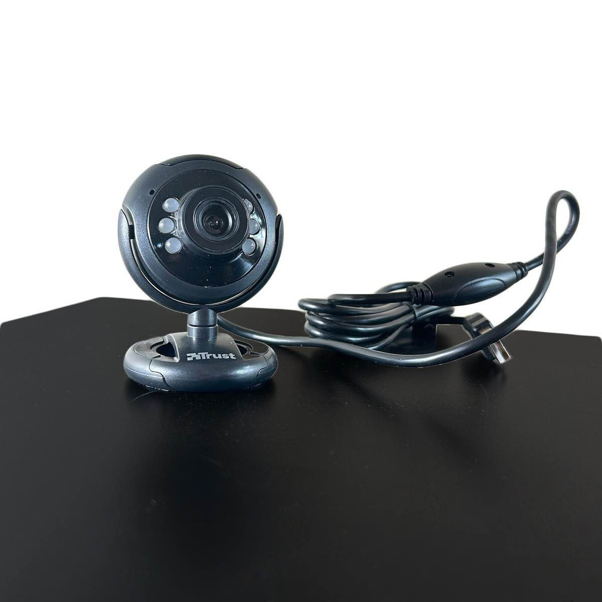 كاميرا ويب من نوع Trust Spotlight Pro Webcam.

تتميز بوجود أضواء LED مدمجة قابلة للتعتيم للتصوير في ظروف الإضاءة المنخفضة.

تحتوي على ميكروفون مدمج لتسجيل صوتي واضح.
دقة المستشعر هي 640x480 بكسل.

تأتي مع حامل ذكي يمكن تثبيته على شاشات الكمبيوتر المحمول أو وضعه على الأسطح المستوية.

تتصل عبر منفذ USB 2.0 وتعمل بنظام "التوصيل والتشغيل".

السعر قطعة 15 الف 

توصيل 🚚 لكل محافظات 5 الف دهوك, العراق


**إذا كنت صاحب هذا الإعلان وتريد حذفه لأي سبب، رجاءا أرسل رسالة إلى الدعم الفني**