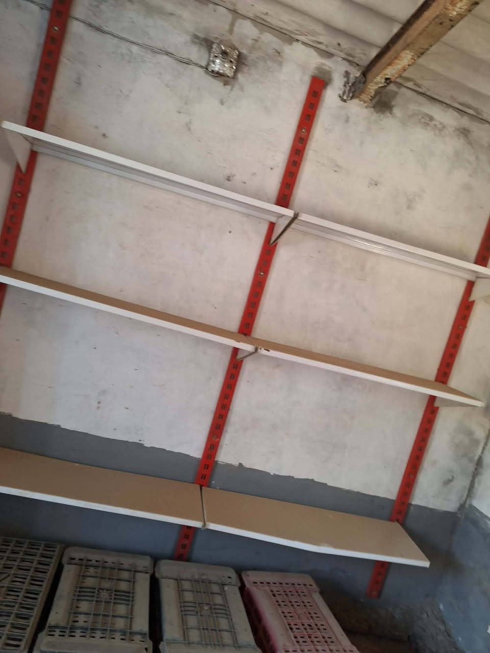 السلام عليكم رفوف مال محلات البيع السعر 300 وبيهن مجال للإستفسار***********
