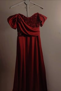 ملابس بنات • بشت وحزامه • كعب اسود