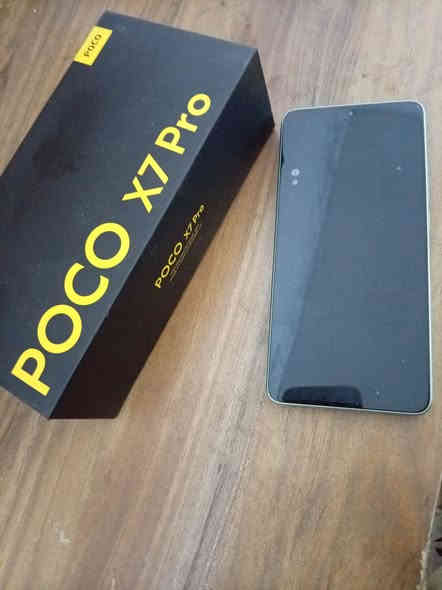 سلام عليكم اخوان
مبايل poco x7 pro. مواصفات👇

المعالج (البروسيسور) MediaTek Dimensity 8400-Ultra بتكنولوجيا 4 نانومتر (أداء قوي وممتاز).
الشاشة AMOLED بحجم 6.67 بوصة، دقة 1.5K (1220 \times 2712 بكسل)، ومعدل تحديث 120 هرتز.
الكاميرا الرئيسية مزدوجة: 50 ميجابكسل (بفتحة عدسة كبيرة f/1.5) مع تثبيت بصري للصورة (OIS)، وعدسة 8 ميجابكسل للتصوير الواسع جداً.
الكاميرا الأمامية 20 ميجابكسل (واسعة).
البطارية والشحن سعة 6000 مللي أمبير (الإصدار العالمي) مع دعم الشحن الفائق بقوة 90 واط (شحن كامل في حوالي 42 دقيقة). (توجد إصدارات إقليمية بسعات أكبر).
الذاكرة والتخزين خيارات. 16+ 16 جيجابايت من ذاكرة الوصول العشوائي (RAM) من نوع LPDDR5X، وسعة التخزين  512 جيجابايت من نوع UFS 4.0.
مقاومة الماء والغبار تصنيف IP68 (مقاومة للغبار والماء حتى عمق 1.5 متر لمدة 30 دقيقة).
نظام التشغيل Android 15 مع واجهة HyperOS

الجوال صارلي شهر من اشتريتا والله العظيم.  جهاز كلش نضيف بعده بالباكيت مع كامل ملحقاته ويا شاحنته 90واط و الكارتونه مال جهاز كلشي موجود 
السعر 340 الف. بي مجال.. للتواصل هذا رقمي للواتساب. *********** 

 هذا هاتفي وانا اتشرف بجميع من يشاهد اترك رئيك بتعليق حلو يعكس اخلاقك يا عزيزي. كل الحب و التقدير لصاحب المجموعة و من فيها.❤🫶

