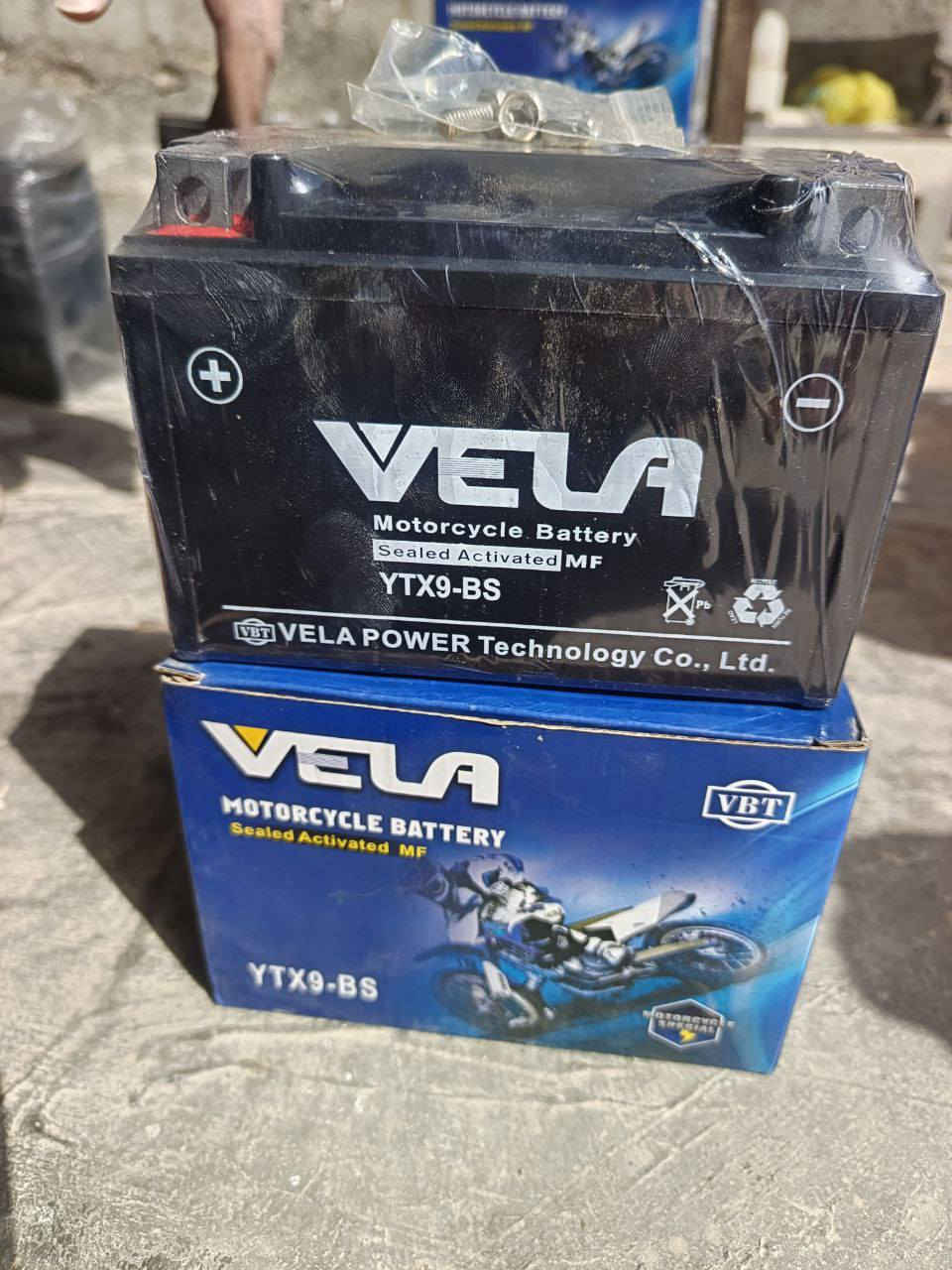 بطاريات منوعة (دراجات نارية / UPS) - نظافة خارجية 100%
الوصف:
عندي مجموعة بطاريات متنوعة كما موضح في الصور، الحالة الخارجية ممتازة جداً (نظيفة جداً وبعضها بكرتونه وتغليف المصنع)، لكنها مخزنة عندي منذ سنة ولم تُستخدم.
⚠️ ملاحظة هامة للمصداقية: البطاريات للبيع بنظام "الفحم" (على وضعها الحالي وبدون فحص)، لأني لا أعرف مدى كفاءتها في الشحن حالياً بسبب مدة التخزين.
الموديلات المتوفرة والأسعار بعد خصم 40%:

1 ) بطارية ABC (12V 17Ah): موديل OT17-12 (مثالية للكراسي الكهربائية أو السكوترات).
💰 السعر الجديدة : [ 70 الف ].
💲 سعر بعد الخصم : [ 50 الف ] 

2 ) بطارية Vela (YTX9-BS): مخصصة للدراجات النارية (حجم كبير).
💰 السعر الجديدة : [ 35 الف ].
💲 سعر بعد الخصم [ 30 الف ]

3 ) بطارية Vela (YTX7A-BS): مخصصة للدراجات النارية (حجم متوسط).
💰 السعر الجديدة : [ 30 الف ].
💲 السعر بعد الخصم : [ 25 الف ]

4 ) بطارية High Power (12V 9Ah): موديل NP9-12 (لأجهزة الـ UPS والكشافات).
💰 السعر الجديد : [ 30 الف ].
💲 السعر بعد الخصم [ 20 الف ]

تفاصيل إضافية:
تگدرون تنهضونهن بل شحن بس ما اعرف التفاصيل سئلت ابو دراجات . 
الأولوية لمن يأخذ "الشلع" (المجموعة كاملة) بسعر جملة خاص.
البيع على حالة الصور والفحص عند الاستلام الظاهري فقط.
للتواصل والاستفسار، يرجى مراسلتي على الخاص.


**إذا كنت صاحب هذا الإعلان وتريد حذفه لأي سبب، رجاءا أرسل رسالة إلى الدعم الفني**