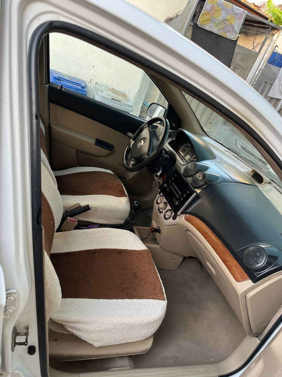 📣 شۆفرلێت ئاڤیۆ ٢٠١١ بۆ فرۆشتن (Chevrolet Aveo)

​سڵاو هاوڕێیان، سەیارەیەکی پاک و کەم مەسروفم هەیە بۆ فرۆشتن، زۆر گونجاوە

​🔹 مواسەفات و زانیارییەکانی سەیارەکە:

​مۆدێل: ٢٠١١

​ڕەنگ: سپی

​ناوەوە: زەرد (ناوزەرد)

​گێڕ: عادی

​مەکینە: بچووک (زۆر ئابووری و کەم بەنزینە)

​رۆیشتوو: ٣١٩,٠٠٠ کیلۆمەتر

​🔹 دۆخی پاکی و بەشەرتەکان:

​بۆیاخ: سبوخی عام نییە، بەڵام  بەعام دەی فرۆشم

​شاسی و بەشەرت: وەرگەڕان و بڕانەوەی بەشەرتە و هیچ عەیبێکی نییە.

​سەنەوی: پێویستی بە نوێکردنەوە هەیە (لە ساڵی ٢٠٢٦ بەسەرچووە).

​📍 نرخ و ناونیشان:

​نرخ: ٥٦ وەرەقە ($٥,٦٠٠) و کەمێک مەجالی تێدایە .

​ناونیشان: هەولێر

​📞 بۆ پەیوەندی و کڕین: *********** یان نامە بنێرە أربيل, العراق
