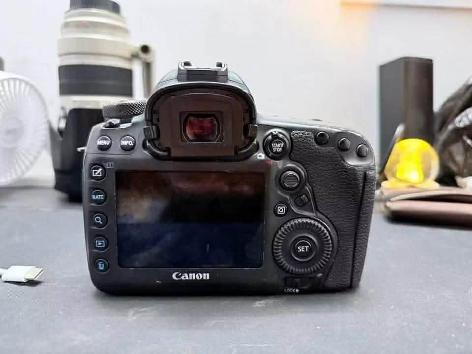 للبيع: كاميرا Canon EOS 5D Mark IV

للبيع كاميرا Canon EOS 5D Mark IV بحالة ممتازة.

* نظافة الجسم: أكثر من 95٪

* البطارية: أصلية

* الشاحن: أصلي

* الكارتون: موجود

*شاشة لمس وجودة فيديو عاليه واحترافيه 

الكاميرا بحالة جيدة جدًا، وتعمل بكفاءة دون أي مشاكل

مكاني ناصريه 

قضاء النصر


**إذا كنت صاحب هذا الإعلان وتريد حذفه لأي سبب، رجاءا أرسل رسالة إلى الدعم الفني**