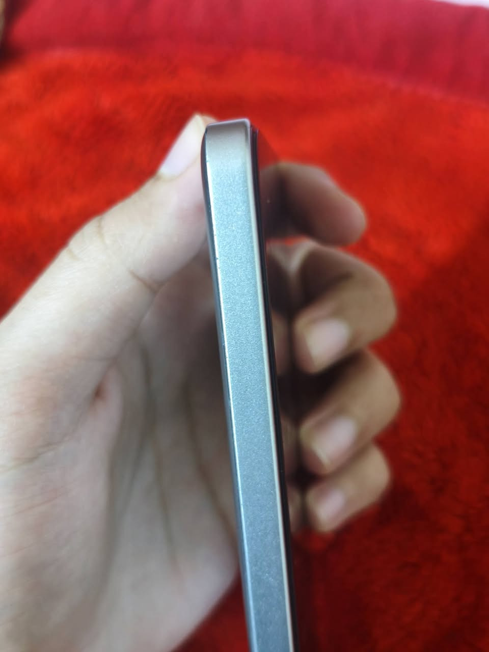 ​🔥 للبيع: POCO F6 (النسخة الأقوى 512GB) 🔥
المواصفات الأساسية لجهازي:
​الذاكرة التخزينية: 512 جيجابايت (مساحة هائلة لكل ملفاتك وألعابك).
​الذاكرة العشوائية (RAM): 12 جيجابايت (سلاسة تامة في التنقل بين التطبيقات الثقيلة).
​🚀 الأداء والمعالج:
​المعالج: Snapdragon 8s Gen 3 (أحدث جيل من كوالكوم، أداء فلاجشيب).
​نظام التبريد: بتقنية IceLoop لضمان استقرار الأداء ومنع الحرارة أثناء اللعب.
​📺 الشاشة:
​النوع: CrystalRes 1.5K Flow AMOLED.
​التردد: 120Hz لسلاسة فائقة.
​السطوع: خيالي يصل لـ 2400 nits (وضوح تام تحت الشمس).
​📸 الكاميرات:
​الأساسية: 50MP بمستشعر سوني مع مثبت بصري OIS لتصوير فيديو احترافي بدون اهتزاز.
​السيلفي: 20MP تدعم وضع البورتريه والذكاء الاصطناعي.
​⚡ البطارية والشحن:
​الشحن: يدعم الشحن فائق السرعة 90W (الجهاز يشحن بالكامل في وقت قياسي).
​البطارية: 5000 مللي أمبير تدوم طويلاً.
​✅ مميزات إضافية في هذا الجهاز:
​سماعات Stereo مزدوجة لصوت محيطي في الألعاب والأفلام.
​وزن خفيف جداً وتصميم مريح لليد.
​يدعم الذكاء الاصطناعي في تحسين الصور والأداء.
330 كامل ملحقات 
كربلاء ماعندي توصيل


**إذا كنت صاحب هذا الإعلان وتريد حذفه لأي سبب، رجاءا أرسل رسالة إلى الدعم الفني**