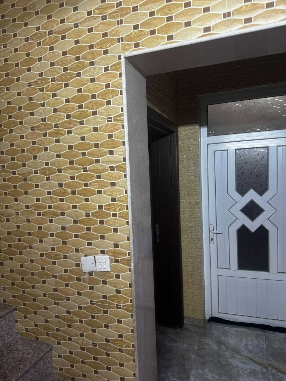 ---
🏠 بيت للبيع - حي الأوئل خلف محطة العريان - الموصل 🏠
المواصفات:
المساحة: 150م²
طابقين  واجهة 10*15
هول + استقبال
5 غرف نوم
2 حمام
بناء رقم واحد - شغل نظيف وتأسيس مرتب
سند زراعي +
الموقع: حي الأوئل، خلف محطة العريان.
*للاستفسار  ***********
ا
