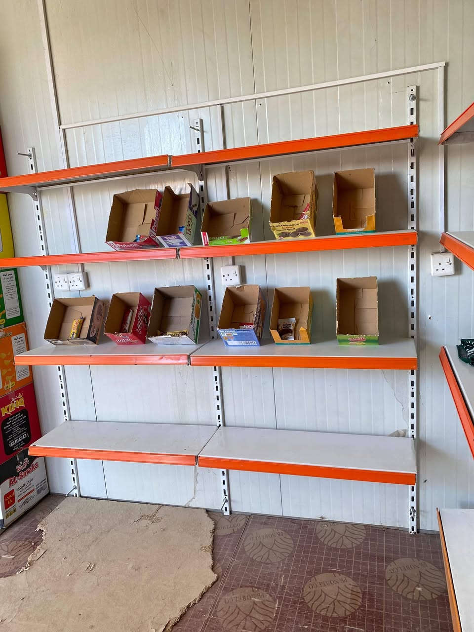 كشك جديد للبيع 3×4 السعر مليونين  للاستفسار على الارقام التالية
***********
***********
