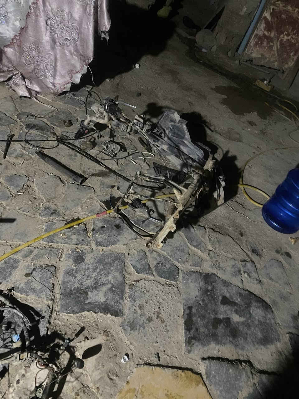 سلام عليكم اكو غراض مال دراجه ٦٠ تواير جدد محرك ما مفتوح غراض  مال دراجه كامله كلمن وسعره الشراي يجي واتس ***********
