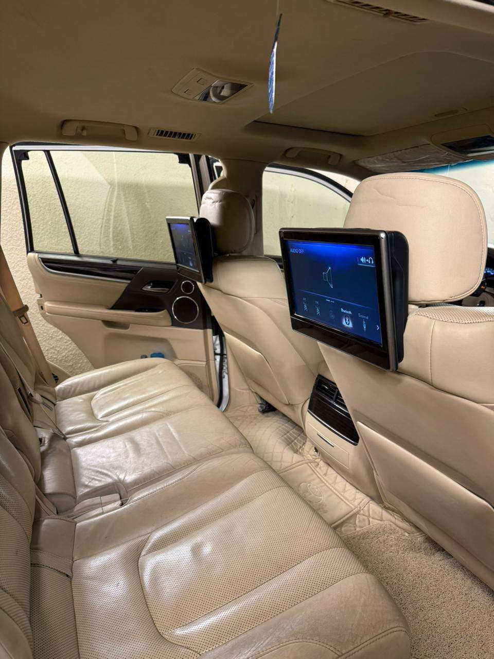 السلام عليكم 
سيارة لكزز موديل 2017
المواصفات معروفة 
الضرر موضح بتقرير الفحص 
السعر المطلوب هو 565$
 رقم صاحب السيارة ***********
السيارة ماشية 200  الف كيلو متر
