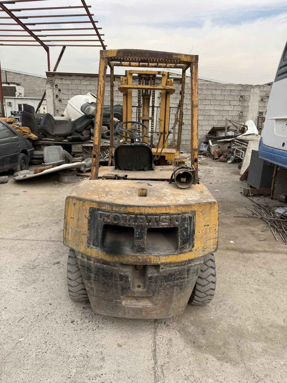 للبيع كوماتسو.  سعر. 25 ورقة.       ***********
