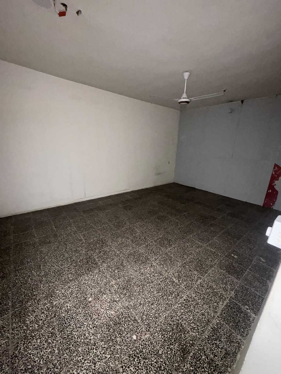 للإيجار بيت طابق أول معزول عزل تام
غرفة نوم + صالة + مطبخ + خدمات
البيت نظيف جداً 
ايجاره 650 الف وبي مجال
***********
