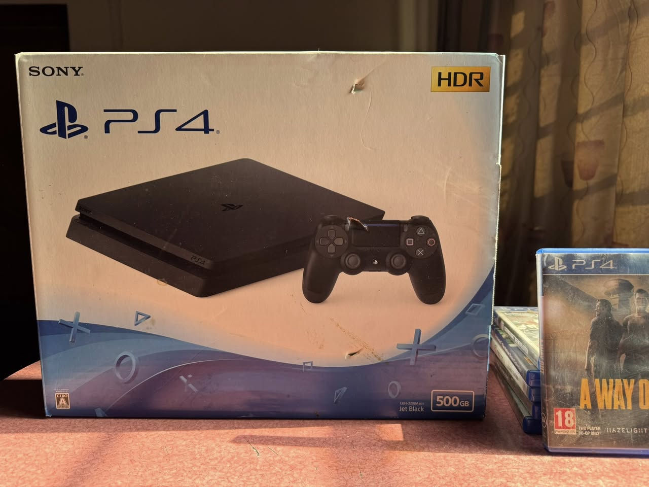 السلام عليكم بلي 4 سلم اخر اصداراته و نظافة 99 مستعمل ممفتوح ابداً مع الكارتونة مالته+ ملحقات :
جوستك عدد 2 أصليات
اقراص عدد 6 (Days Gone/Fifa 21/A Way out/the walking dead/Sleeping Dogs) (قرص جميع اجزاء Uncharted)
قابل للتهكير 
السعر =375الف دينار وبي مجال
رقم وتساب فقط 
***********
