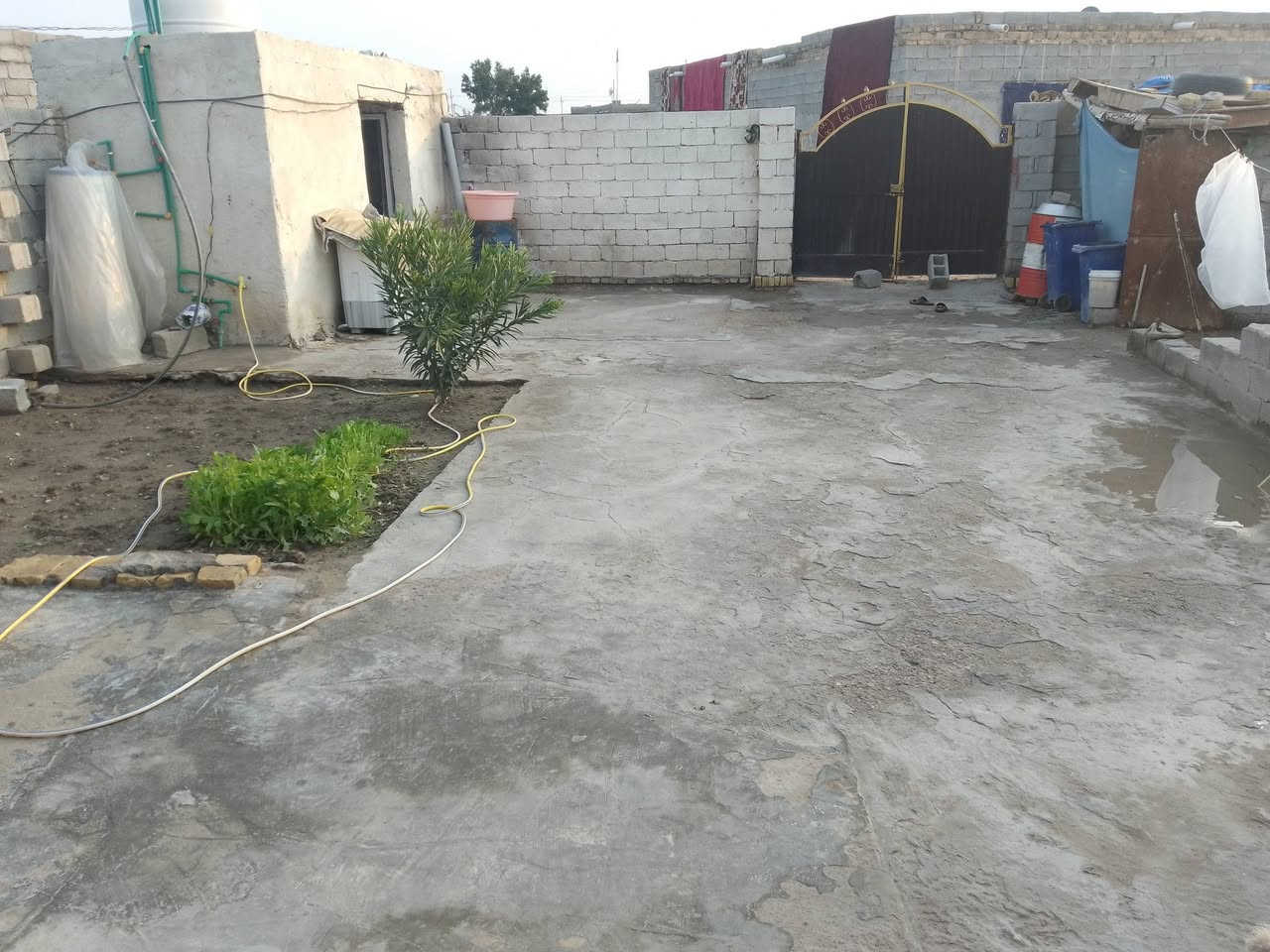 بيت للبيع مساحته 300 في كاع شياع سعره 25 وبي مجال غرفة ومطبخ وطارمه وحديقه وديوانيه بتلو الاستفسار ***********
