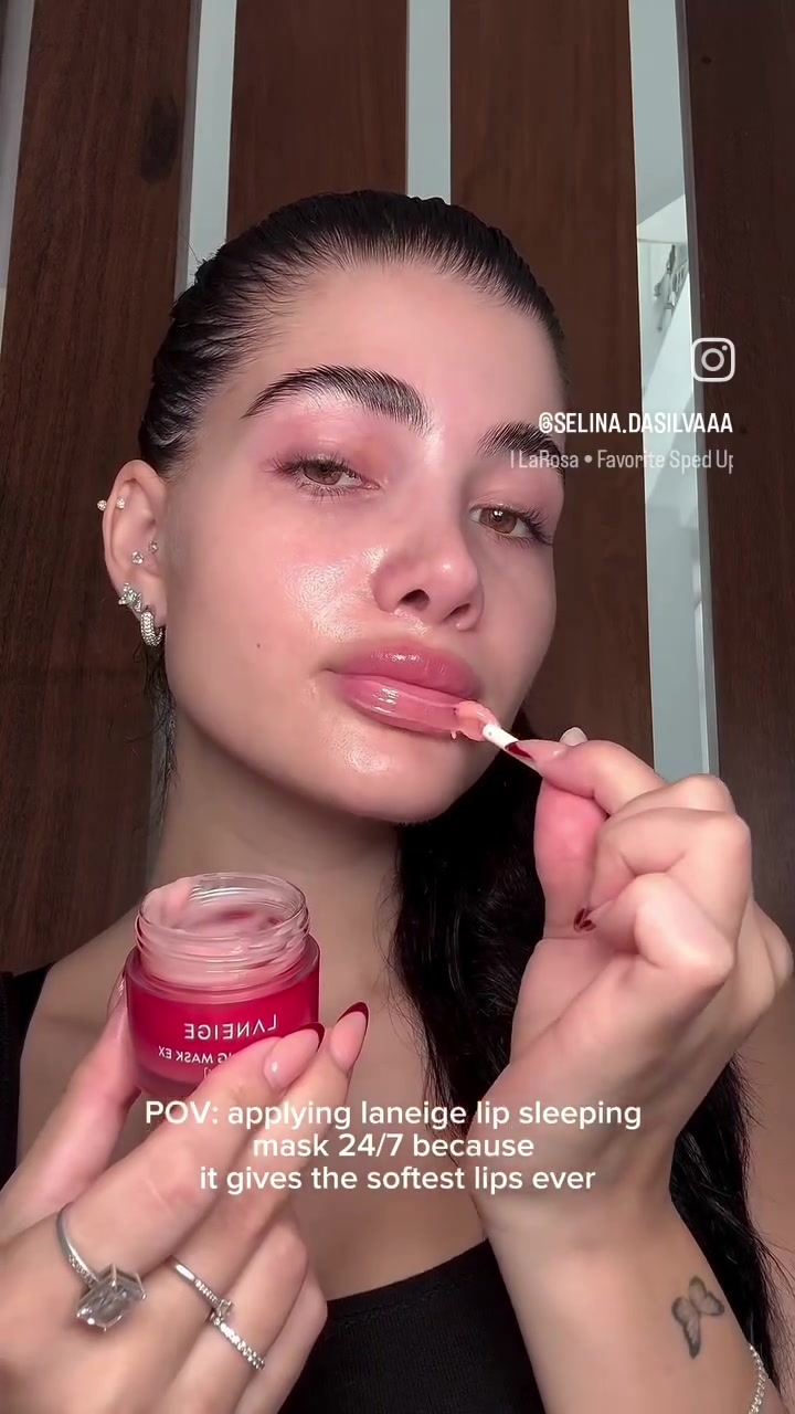 عرض الشفاه 💋قناع الشفاه الليلي من لانج (LANEIGE Lip Sleeping Mask): هو قناع ليلي مصمم لترطيب وتغذية الشفاه بعمق أثناء النوم. يحتوي على فيتامين C ومضادات الأكسدة التي تساعد على إزالة خلايا الجلد الميتة وتنعيم الشفاه. 
ليب ماكسيمايزر (Lip Maximizer) من إيمان أوف نوبل (IMAN OF NOBLE): هو منتج لتكبير الشفاه ومنحها مظهرًا أكثر امتلاءً.
قناع الشفاه من لانيج يتوفر بعدة روائح، والنوع الموجود في الصورة هو بنكهة التوت (Berry). 
يمكن استخدام قناع الشفاه من لانيج كبلسم شفاه يومي بالإضافة إلى استخدامه كقناع ليلي. 

سعر العرض 16 الف فقط🔥
توصيل بغداد 4 
محافظات 6


**إذا كنت صاحب هذا الإعلان وتريد حذفه لأي سبب، رجاءا أرسل رسالة إلى الدعم الفني**