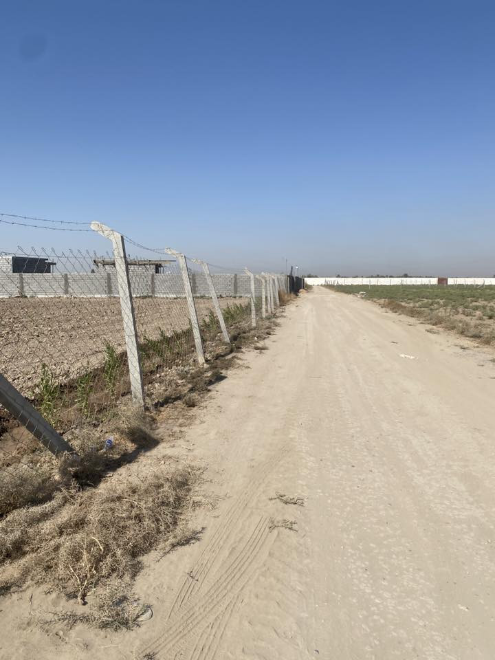 السلام عليكم 
دونم للبيع سند 25طابو ابو غريب بأسمي منطقة أبوغريب/سميلات أرض قريبه على المناطق السكنيه وقريب عليها الخدمات 
مسيجه BRC وظلع بلوك بيني وبين مزرعة جاري حسب ما موضح بالصور ومن الله التوفيق
السعر 75
***********صاحب الارض
