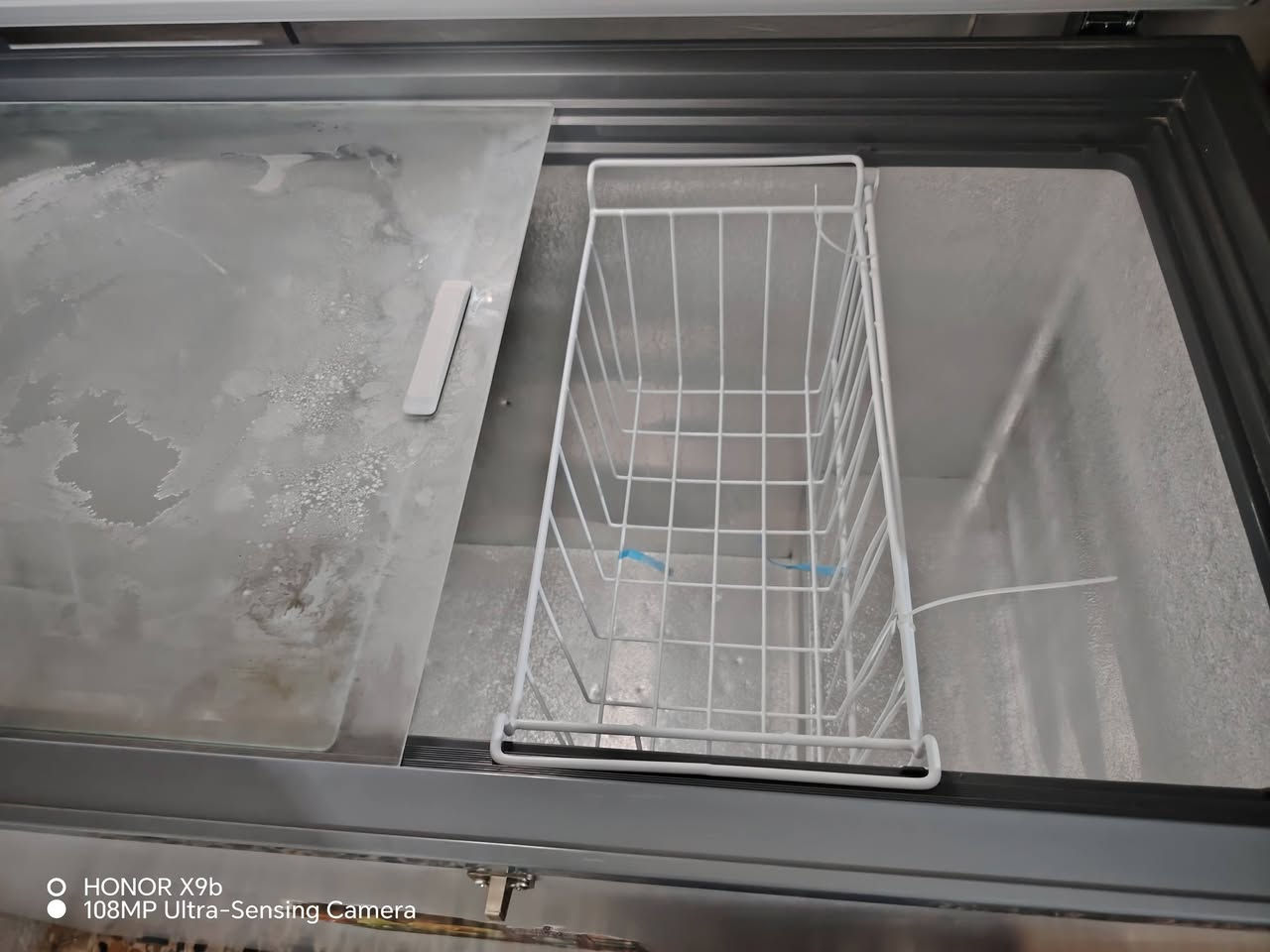 سلام عليكم مجمدة حجم ١٤ قدم نظيفة لاداخلة تصليح ولا شي  استعمال قليل سعرها ٣٥٠ وبيه مجال  قليل الي شراي يتصل على هل رقم ***********مكان حي العسكري العابد مقابل المستوصف
