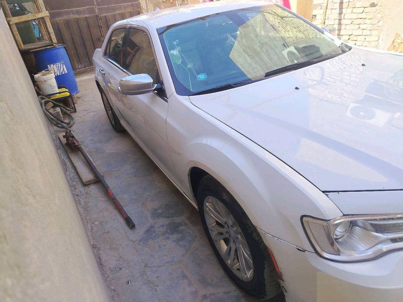 السيارة المعروضة هي سيارة اوباما فخمة بيضاء اللون بحالة جيدة جداً. تتميز السيارة بمقصورة داخلية مغطاة بالجلد الأسود ومجهزة بشاشة معلومات وترفيه، كما توجد ميزات تحكم متعددة تشمل تكييف هواء ومشغل راديو. الإضافات الداخلية تشمل دنغم ومساند رأس مغطاة بالبلاستيك للحماية. السيارة متوفرة للبيع الآن لمن يرغب في امتلاك سيارة مريحة وفاخرة لأغراض التنقل اليومية أو الرحلات الطويلة.