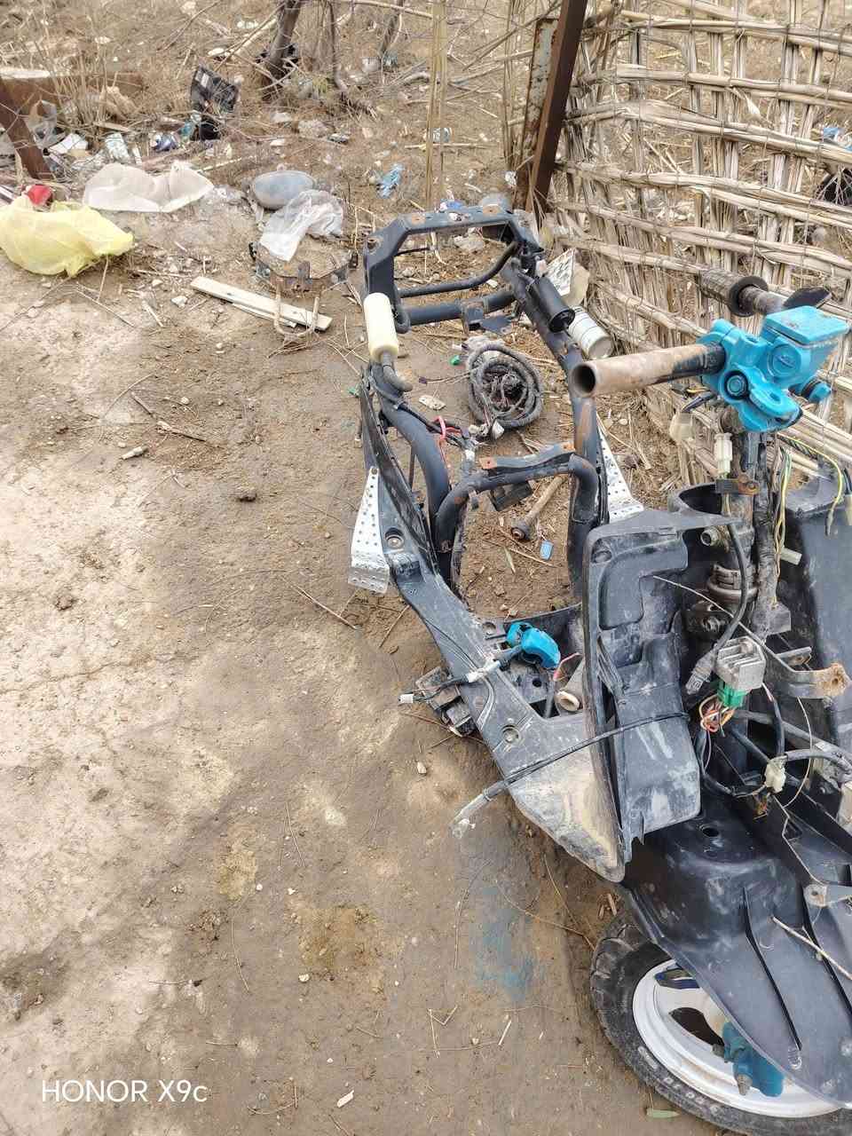 السلام عليكم
مكينه ماكس55 كامله مكفوله 
كلجات رياضي
وشاصي كامل ضفيره وتاير امامي وعقل
للبيع مكان حي البتول
السعر ٢٠٠
***********
